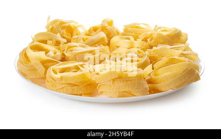 nido di pasta cruda su sfondo bianco isolato Foto Stock
