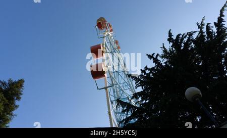 LAZAREVSKOE, SOCHI, RUSSIA - MAGGIO, 26, 2021: Ruota panoramica contro il cielo del tramonto. Sulla ruota l'iscrizione Lazarevskoe. Foto Stock