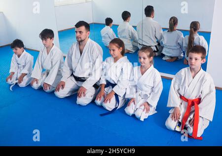 Bambini in classe karate Foto Stock