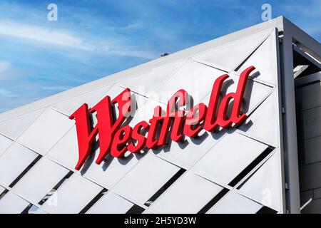 Insegna Westfield sulla facciata di un esclusivo centro commerciale Westfield Valley Fair a Silicon Valley - San Jose, California, USA - 2021 Foto Stock