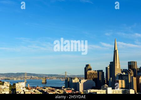 Vista aerea panoramica del paesaggio urbano del centro di San Francisco con San Francisco - Oakland Bay Bridge che attraversa la baia in lontananza Foto Stock