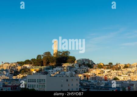 Vista aerea panoramica di un quartiere residenziale urbano sulle pendici di Telegraph Hill a San Francisco, California. Foto Stock