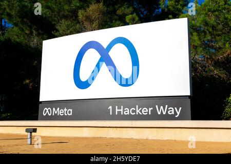 Meta logo, segno vicino a Meta Platforms quartier generale su 1 Hacker Way. Facebook ha cambiato nome in Meta Platforms. - Menlo Park, California, Stati Uniti d'America - Ottobre 28, Foto Stock