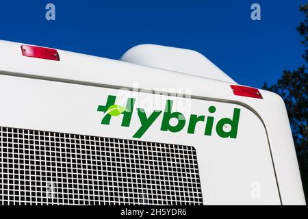 Cartello ibrido verde sull'autobus che funziona da un motore elettrico ecologico e da un motore diesel. Foto Stock