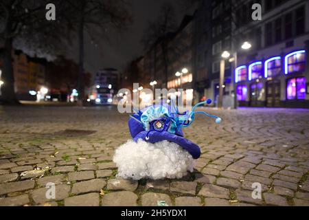 Colonia, Germania. 12 novembre 2021. Un cappello solitario di carnevale si trova sull'Alter Markt di Colonia nella notte dopo le celebrazioni per il carnevale inizio dell'anno in cui diverse migliaia di persone hanno iniziato la stagione stolosa. Il 11.11. È stato celebrato quest'anno nuovamente in presenza di Corona condizioni. Tuttavia, nelle roccaforti del carnevale di Colonia e Düsseldorf, questo si applicava solo ai vaccinati e ai recuperati. Credit: Roberto Pfeil/dpa/Alamy Live News Foto Stock