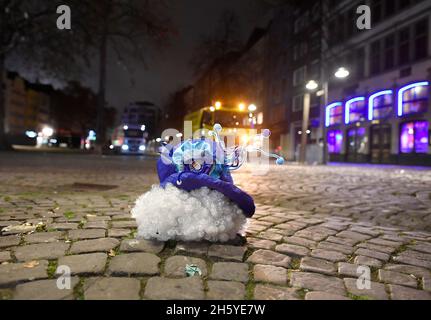 Colonia, Germania. 12 novembre 2021. Un cappello solitario di carnevale si trova sull'Alter Markt di Colonia nella notte dopo le celebrazioni per il carnevale inizio dell'anno in cui diverse migliaia di persone hanno iniziato la stagione stolosa. Il 11.11. È stato celebrato quest'anno nuovamente in presenza di Corona condizioni. Tuttavia, nelle roccaforti del carnevale di Colonia e Düsseldorf, questo si applicava solo ai vaccinati e ai recuperati. Credit: Roberto Pfeil/dpa/Alamy Live News Foto Stock