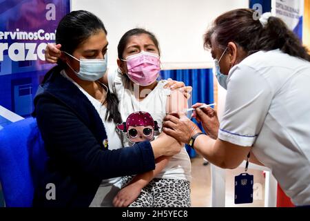 Il governo colombiano inizia a vaccinare i bambini di età compresa tra 3 e 11 anni contro la malattia di Coronavirus (COVID-19) con il vaccino cinese SINOVAC, a Ipiales - Narino, Colombia, l'8 novembre 2021 Foto Stock