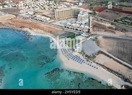 Drone vista dall'alto di una località turistica e costa con acque turchesi del mare. Foto Stock