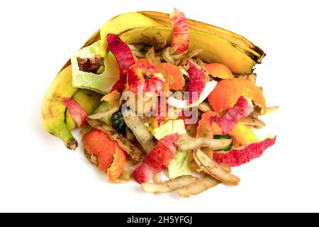 Cumulo di rifiuti organici diversi isolato su sfondo bianco. Sprechi vegetali e frutte per composto. Foto Stock