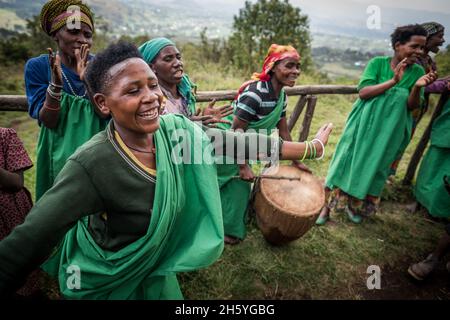 Settembre 2017. I Pygmies di Batwa furono sfrattati dalle loro terre di origine nella foresta nei primi anni '90 quando fu istituito il Parco Nazionale di Mghinga Gorilla, lasciandoli senza terra e poveri in una società che li considerò una classe inferiore. Oggi alcuni di loro cercano di far incontrare le estremità ospitando passeggiate sentiero; tour culturali che includono esempi di dove e come si usa per vivere nella foresta, così come cantare, ballare, e artigianato in vendita. Parco Nazionale di Mgahinga Gorilla, Uganda. . Foto Stock