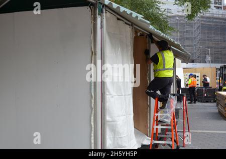 New York, Stati Uniti. 11 Nov 2021. I lavoratori stanno lavorando alla costruzione del mercato delle vacanze di Union Square a New York il 11 novembre 2021.Workers stanno lavorando alla costruzione del mercato delle vacanze di Union Square a New York City. (Foto di Ryan Rahman/Pacific Press) Credit: Pacific Press Media Production Corp./Alamy Live News Foto Stock