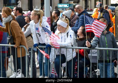 New York, Stati Uniti. 11 Nov 2021. New York, Stati Uniti. 11 Nov 2021. Gli spettatori hanno visto con bandiere americane sul lato della strada durante l'annuale Veterans Day Parade lungo la 5th Avenue a New York City il 11 novembre 2021. (Photo by Ryan Rahman/Pacific Press) Credit: Pacific Press Media Production Corp./Alamy Live News Credit: Pacific Press Media Production Corp./Alamy Live News Foto Stock