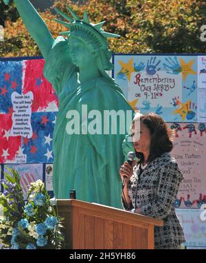 Il procuratore generale Kamala Harris partecipa ai memoriali nel decimo anniversario del 9/11 ca. 10 settembre 2014 Foto Stock