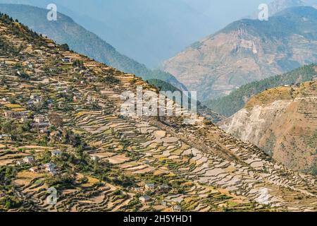 Ottobre 2017. Kailas è un villaggio di oltre 300 famiglie e più di 3000 persone situate diverse migliaia di metri in cima alle montagne dalla città di Chainpur. L'accesso è solo da un ripido sentiero che attraversa le colline. Kailas, distretto di Bajhang, Nepal. Foto Stock