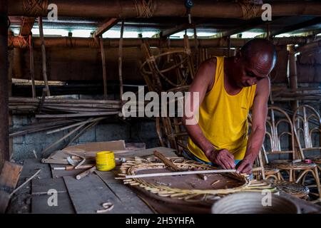 Luglio 2017. Proprietario, Idevlino Dagot, che fa mobili in rattan a Dagot Rattan Artigianato e Mobile. Puerto Princesa, Palawan, Filippine. Foto Stock