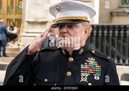 New York, Stati Uniti. 11 Nov 2021. I veterani delle guerre straniere frequentano la Veterans Day Parade lungo la Fifth Avenue per celebrare e onorare i veterani. Nel 2020 la parata fu cancellata a causa della pandemia COVID-19. La più grande celebrazione di veterani della nazione nella più grande città in America ha marciato ancora una volta su Fifth Avenue Giovedi per celebrare Veterans Day. La Parata dei Veterani di quest'anno ha segnato il 20° anniversario degli attacchi terroristici del 9/11 e della Guerra al terrore. I volontari di Ground Zero e del museo del 911 portavano l'enorme bandiera americana lungo il percorso della sfilata. (Foto di Lev Radin/Pacific Press) Credit: Pacific Pres Foto Stock