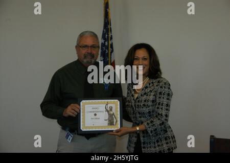 Il procuratore generale Kamala Harris convoca le forze dell'ordine locali in una delle otto riunioni della zona a livello statale. Riverside ca. 7 settembre 2014 Foto Stock