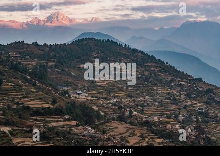 Ottobre 2017. Kailas è un villaggio di oltre 300 famiglie e più di 3000 persone situate diverse migliaia di metri in cima alle montagne dalla città di Chainpur. L'accesso è solo da un ripido sentiero che attraversa le colline. Kailas, distretto di Bajhang, Nepal. Foto Stock