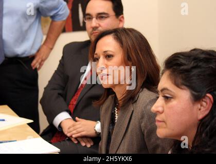 Il procuratore generale Kamala Harris incontra i proprietari di abitazione di San Francisco che si trovano a preclusione presso la Mission Economic Development Agency. CA. 21 novembre 2011 Foto Stock