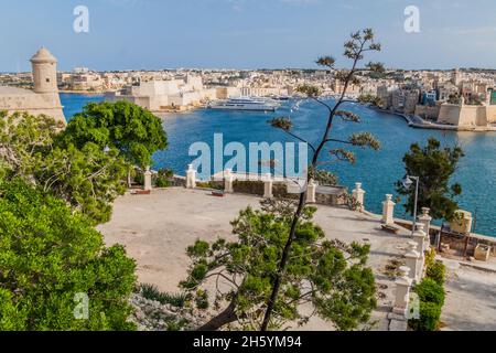 Vista sul Grand Harbour dai Giardini Herbert Ganado a la Valletta, Malta Foto Stock