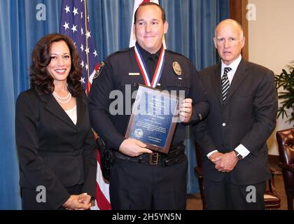 Il procuratore generale Kamala Harris e il governatore Jerry Brown hanno onorato tre persone con la Medaglia ufficiale di sicurezza pubblica di Valor per il loro impegno straordinario, servizio e coraggio nella linea di dovere. CA. 13 settembre 2012 Foto Stock