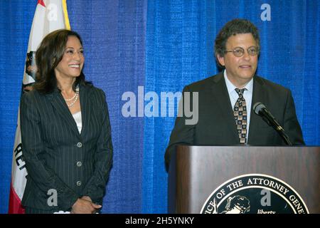 Avvocato generale Kamala Harris citare in giudizio gli studi legali che hanno impegnato in una massa nazionale falegnami ipotecari ca. 17 agosto 2011 Foto Stock