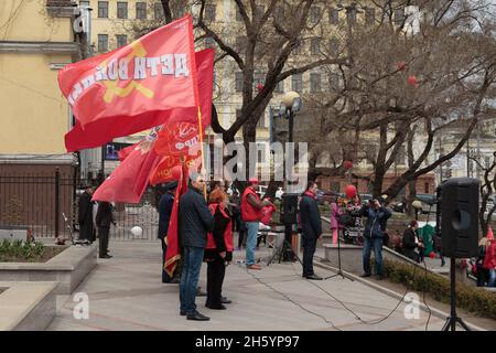 Vladivostok, Russia - 1 maggio 2016: Incontro del partito politico del Partito Comunista della Federazione Russa in un monumento a Lenin. Foto Stock