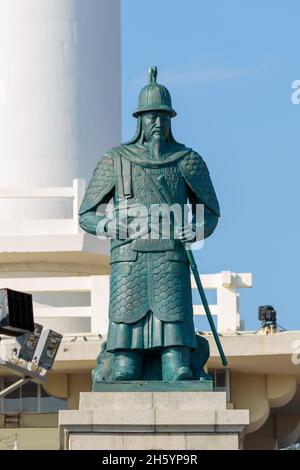 Busan, Corea del Sud - 28 novembre 2015: Statua di Yi Sun-sin nel Parco Yongdusan. Foto Stock