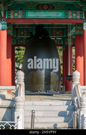 Busan, Corea del Sud - 28 novembre 2015: Campana nel padiglione nel Parco Yongdusan. Foto Stock