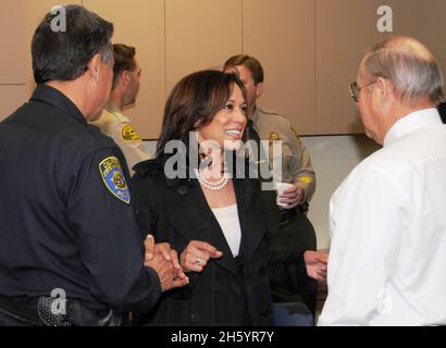 Avvocato generale Kamala Harris tours DNA Crime Lab a Fresno ca. 25 febbraio 2011 Foto Stock