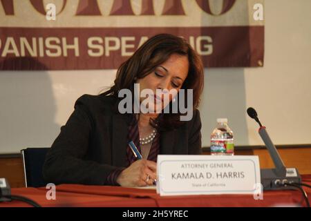 I proprietari di abitazione hanno partecipato a una tavola rotonda per discutere la crisi di frode ipotecaria e condividere le loro storie con il procuratore generale Kamala Harris ca. 19 gennaio 2012 Foto Stock