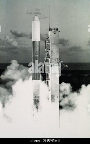 GOES-1, Geostationary Operational Environmental satellite-1, si alza a bordo del Delta Launch Vehicle 116 Foto Stock