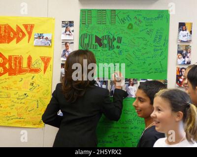 Il procuratore generale Kamala Harris visita Peterson Middle School per incontrare gli studenti e un Digital Literacy Team Foto Stock