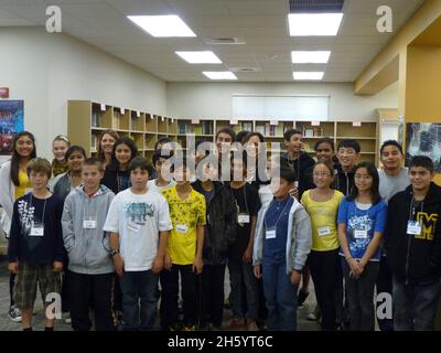 Il procuratore generale Kamala Harris visita la Peterson Middle School di Sunnyvale per incontrare gli studenti, e un Digital Literacy Team ca. 27 ottobre 2010 Foto Stock