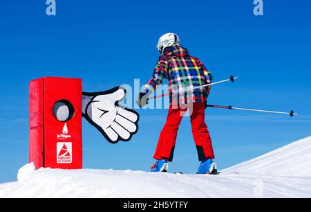 FRANCIA, LA PLAGNE, SAVOIA ( 73 ), PISTE DA SCI, PISTA DA SCI CON GIOCHI Foto Stock