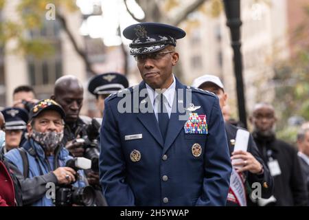 New York, NY - 11 novembre 2021: Il generale DELL'aeronautica STATUNITENSE Charles Quinton Brown Jr. Partecipa alla cerimonia di posa di Wreath il giorno dei Veterans a Madison Square Park Foto Stock