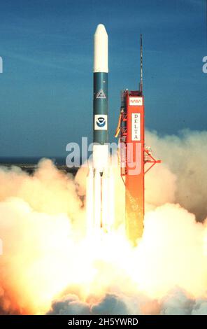 VA G andando per un breve giro a bordo del Delta Launch Vehicle ca. 1986 maggio 3 Foto Stock