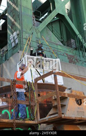 Lavori di demolizione sul Commodore Schuyler F. Heim Memorial Bridge (completato nel 1948). CA. 26 agosto 2013 Foto Stock