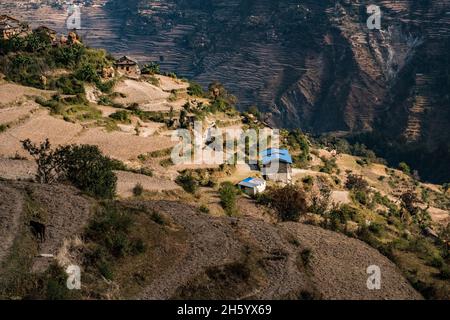 Ottobre 2017. Kailas è un villaggio di oltre 300 famiglie e più di 3000 persone situate diverse migliaia di metri in cima alle montagne dalla città di Chainpur. L'accesso è solo da un ripido sentiero che attraversa le colline. Kailas, distretto di Bajhang, Nepal. Foto Stock