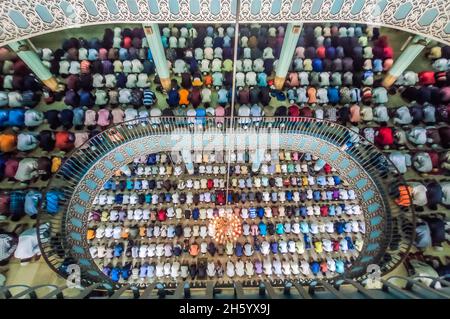 Dhaka, Bangladesh. 12 novembre 2021. Venerdì il Servizio di preghiera Mussulmano di Jummah è tornato alla normalità alla Moschea Nazionale di Baiitul Mukarram a Dhaka, Bangladesh. Circa 10,000-15,000 persone hanno frequentato la moschea per le loro preghiere settimanali. Alcuni dei fedeli indossavano maschere, ma a parte questo il servizio sembrava tornare ad una routine pre-pandemica. (Credit Image: © Mustasinur Rahman Alvi/ZUMA Press Wire) Credit: ZUMA Press, Inc./Alamy Live News Foto Stock