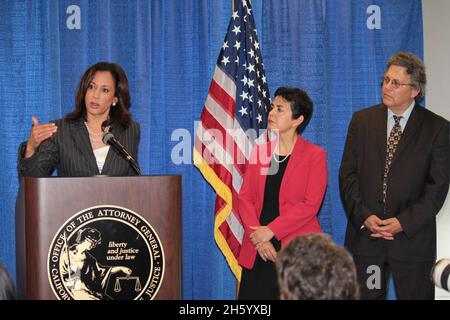 Avvocato generale Kamala Harris citare in giudizio gli studi legali che hanno impegnato in una massa nazionale falegnami ipotecari ca. 18 agosto 2011 Foto Stock