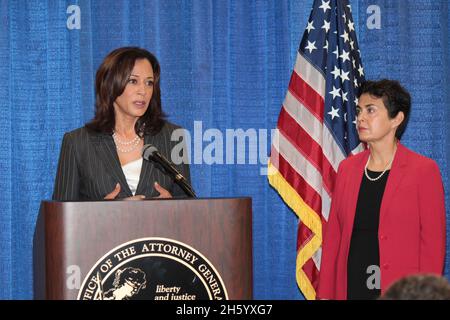 Avvocato generale Kamala Harris citare in giudizio gli studi legali che hanno impegnato in una massa nazionale falegnami ipotecari ca. 17 agosto 2011 Foto Stock