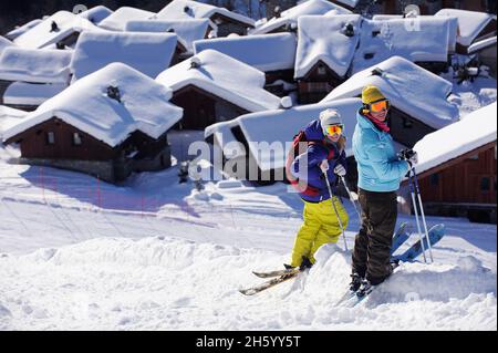FRANCIA, SAVOY ( 73 ), SAINTE FOY SKI RESORT, DONNE SOPRA CHALET TRADIZIONALI Foto Stock