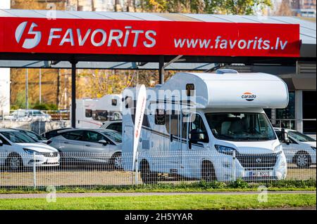 Riga, Lettonia, 29 ottobre 2021: Auto in affitto nel parcheggio presso il servizio auto e società di noleggio FAVITS Foto Stock