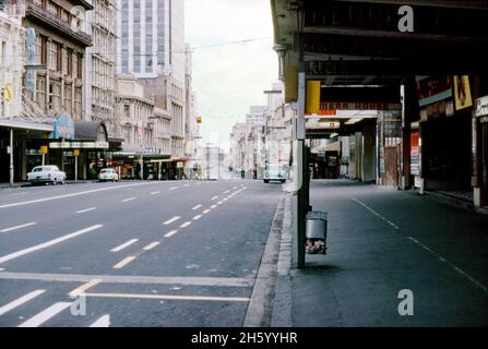 Guardando verso nord lungo Queen Street, Auckland, Nuova Zelanda nel 1973. La mancanza di persone e di traffico sulla strada principale della città può significare che questa è una domenica. Queen Street è la via commerciale e commerciale più importante nel quartiere Centrale degli Affari (CBD). Lo Strand Arcade è a sinistra. Accanto al Cinerama Theatre è in mostra il film 'Deliverance'. Questa immagine proviene da una vecchia trasparenza a colori Kodak amatoriale – una fotografia d'epoca anni '70. Foto Stock