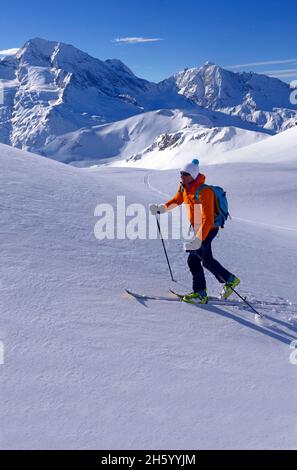 FRANCIA, SAVOIA ( 73 ), SAINTE FOY TARENTAISE, SCI DA TURISMO, SUL RETRO DEL MONT POURRI, CIMA NEL PARCO NAZIONALE DI VANOISE Foto Stock