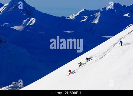 FRANCIA, SAVOY ( 73 ), LES MENUIRES, OFF PISTA CON SCI INSRUCTOR NEL COMPRENSORIO SCIISTICO CHIAMATO LES 3 VALLEES Foto Stock