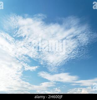 Blu e ciano sfumano il cielo colorato e le nuvole bianche galleggiano sull'aria. Vista sorprendente dell'armonia del cumulo e del cielo limpido. Foto Stock