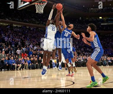 New York, New York, Stati Uniti. 10 novembre 2021. Il centro Duke Blue Devils Mark Williams (15) e il guardiano dei Kentucky Wildcats Davion Mintz (10) combattono per un rimbalzo nella seconda metà durante il Classic state Farm Champions al Madison Square Garden di New York. Duke sconfisse il Kentucky 79-71. Duncan Williams/CSM/Alamy Live News Foto Stock