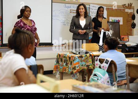 Il procuratore generale Kamala Harris ha visitato la Baldwin Hills Elementary School a Los Angeles per celebrare il primo giorno dell'anno scolastico 2014 ca. 12 agosto 2014 Foto Stock